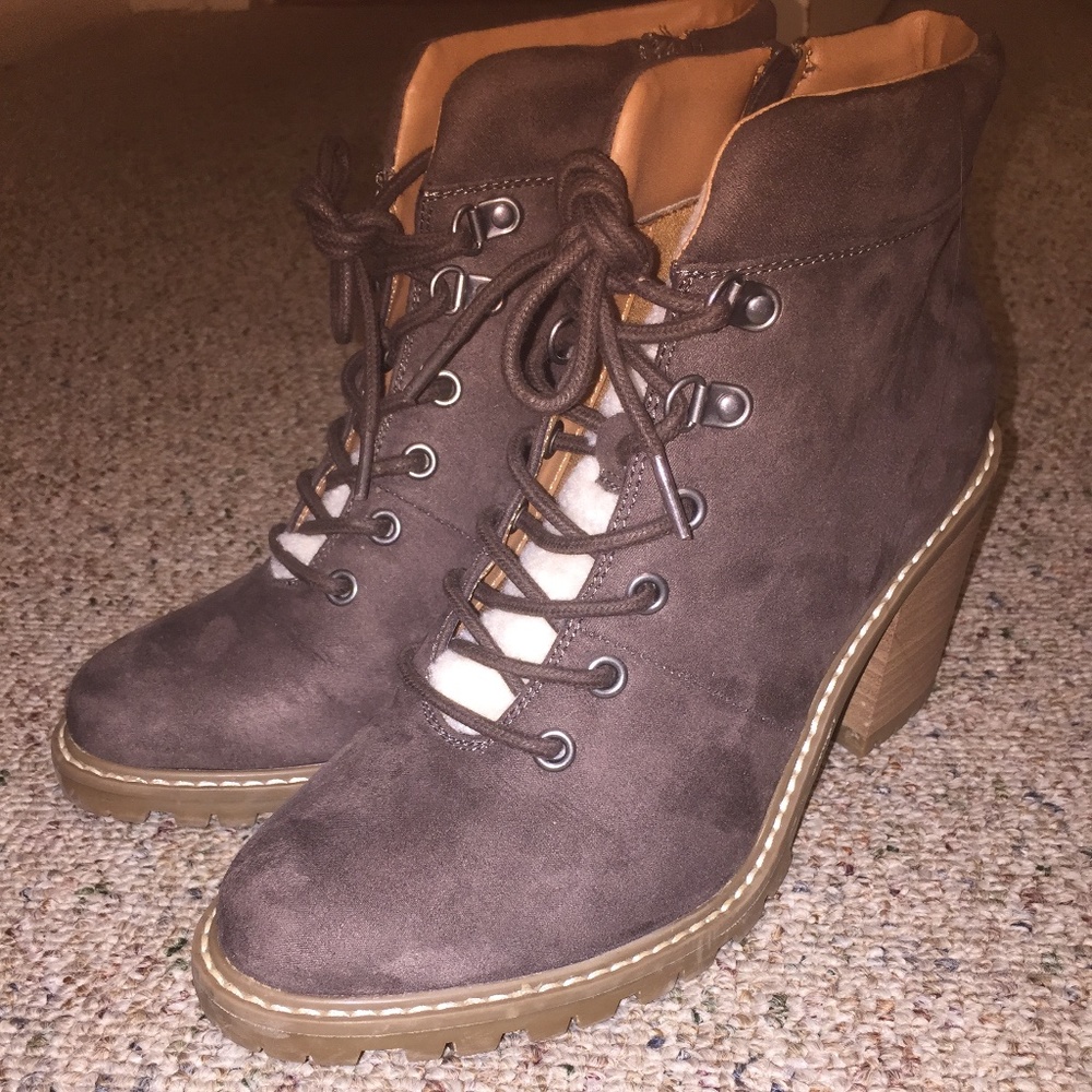 2.5 inch heel boots